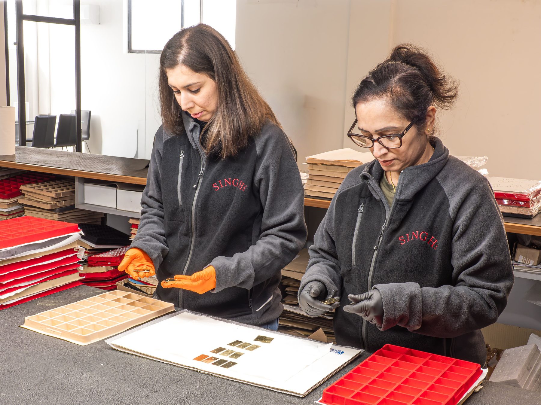 Controllo qualità manuale degli accessori metallici