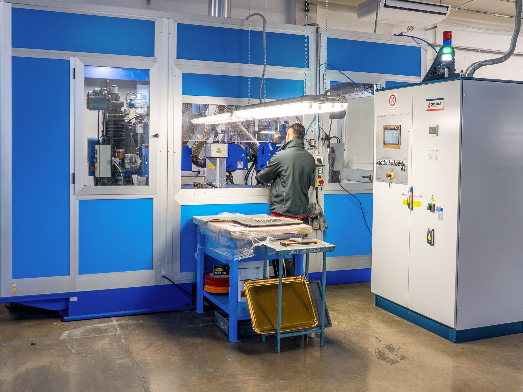 Operatore Singh Srl al lavoro