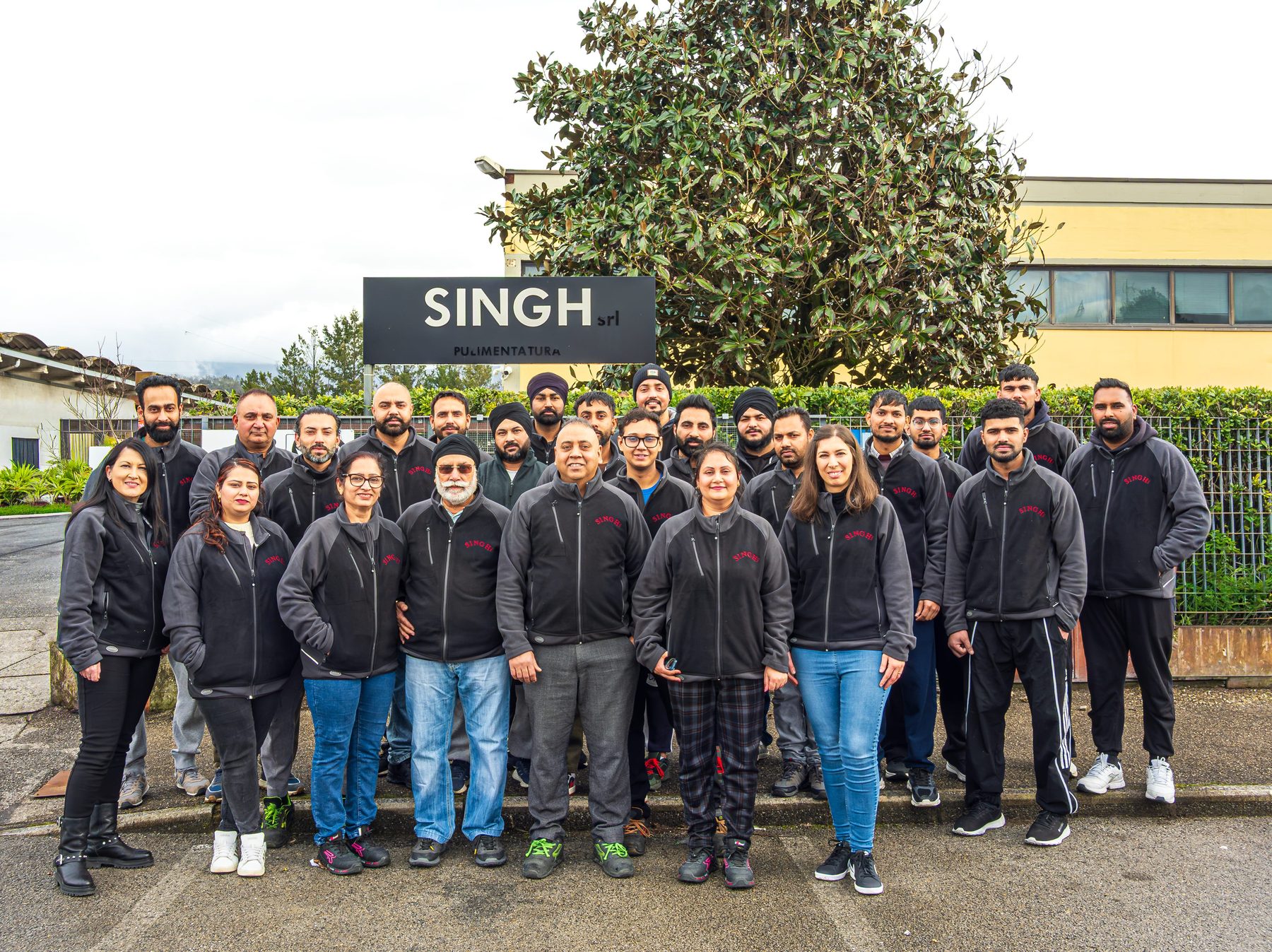 Il team Singh Srl davanti alla sede aziendale